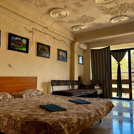 Smile Guesthouse Tbilisi Bagian luar foto